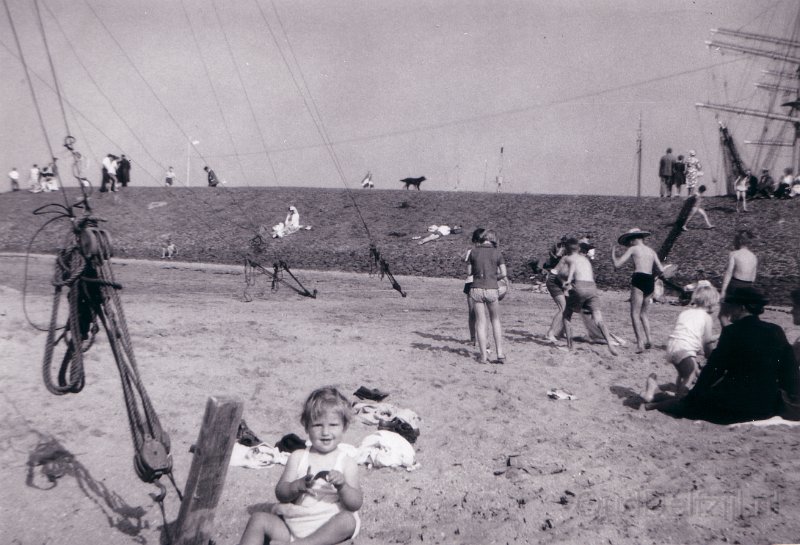 Strand dochter Makken in het zand.jpg